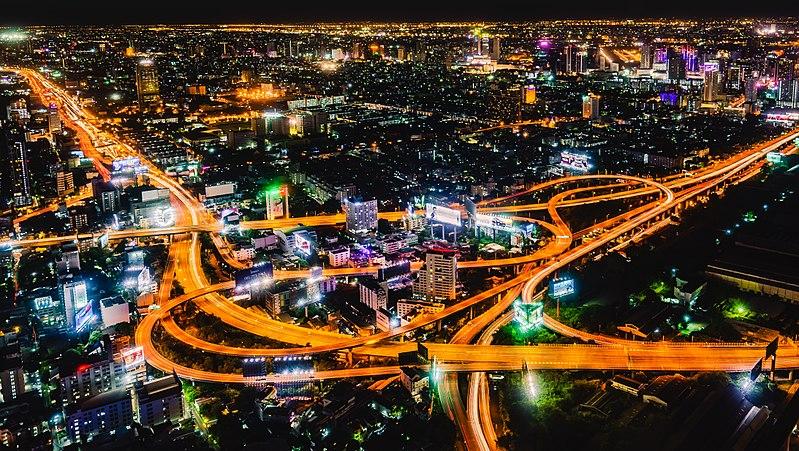 Streetlamps and headlights illuminate the Makkasan Interchange of the expressway. The system sees a traffic of over 1.5 million vehicles per day.[103]