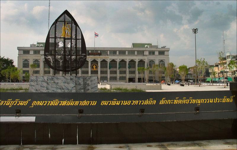 The city's ceremonial name (partially visible) is displayed in front of the Bangkok City Hall. On the building is the BMA seal bearing an image of Indra riding Erawan.