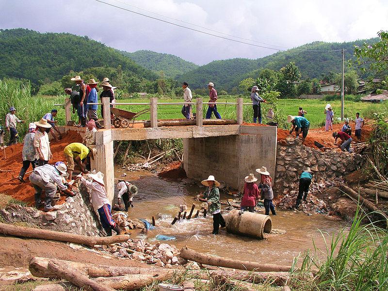 Construction of a reinforced concrete bridge, Chiang Rai Province (2009)